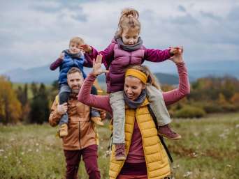 Kleidung Wandern: Mann trägt wetterfeste Outdoor-Bekleidung.