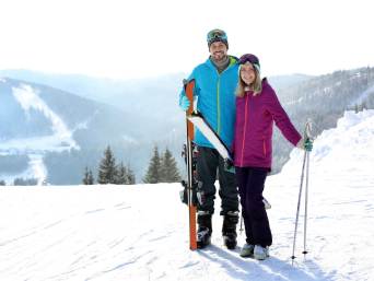 Kleidung Skifahren: Frau in einem Wintersport-Outfit.