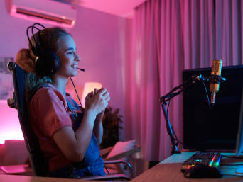 Discord – Jugendliche im Chat mit ihren Freunden.