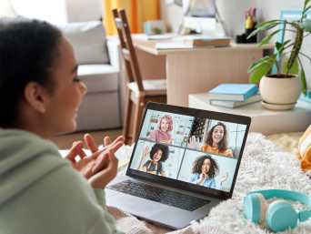 Discord sicher – Mädchen im Video-Call mit ihren Freunden. 