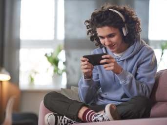 Discord Einstellungen – Jugendlicher nutzt Discord auf dem Handy.