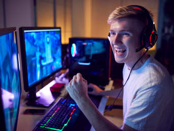 Discord – Jugendlicher tauscht sich während des Spielens mit seinen Freunden aus.