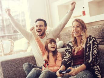 Une famille en pleine partie de jeu vidéo