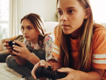 Gaming bambini – Due amiche giocano insieme a un videogioco.