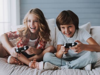 Deux jeunes enfants en train de jouer à un jeu vidéo