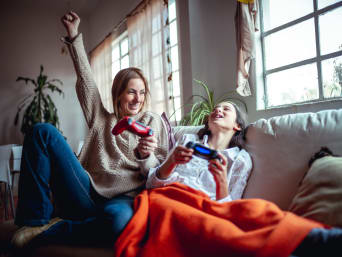 Une mère et sa fille en train de jouer aux jeux vidéo