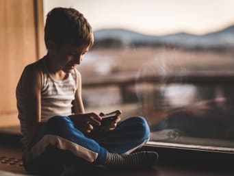 Junge spielt ein Handyspiel – Mobile Gaming wird immer populärer