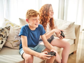 Spelconsole kinderen - Broer en zus spelen samen een multiplayer spel.