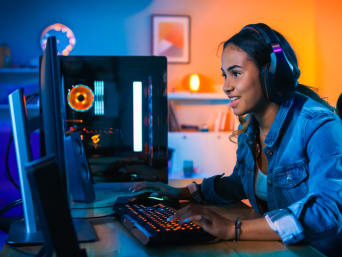 Videospiel-Genre – Mädchen spielt ein Computerspiel am Gaming-PC.