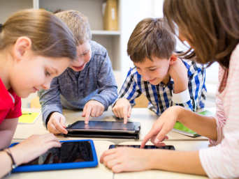 Games im Unterricht: Schülerinnen und Schüler arbeiten gemeinsam an Tablets. Games im Unterricht: Schülerinnen und Schüler arbeiten gemeinsam an Tablets.