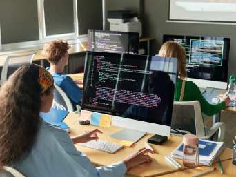 Digitale Spiele im Unterricht: Schulklasse beim Programmieren. Digitale Spiele im Unterricht: Schulklasse beim Programmieren.