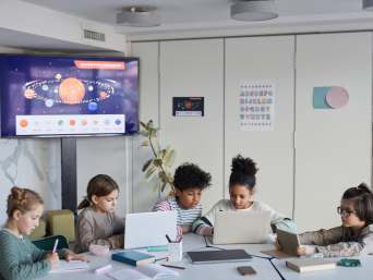 Serious Games im Unterricht: Schülerinnen und Schüler lernen gemeinsam. Serious Games im Unterricht: Schülerinnen und Schüler lernen gemeinsam.