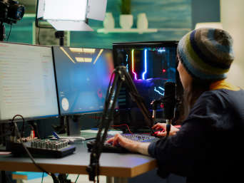 Ist Twitch für Kinder geeignet – Jugendliche schaut einen Livestream auf Twitch und beteiligt sich im Chat. Ist Twitch für Kinder geeignet – Jugendliche schaut einen Livestream auf Twitch und beteiligt sich im Chat.