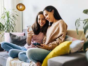 Twitch Einstellung – Mutter und Tochter schauen gemeinsam einen Livestream. Twitch Einstellung – Mutter und Tochter schauen gemeinsam einen Livestream.