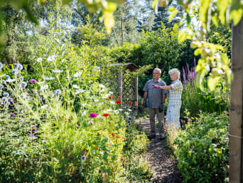 Kalendarz biodynamiczny: starsze małżeństwo planuje prace w ogrodzie.