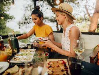 Vegetarische BBQ: gasten genieten van de zomerse BBQ-gerechten. 