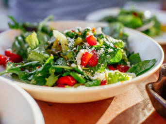 Lehký a osvěžující letní špenátový salát s jahodami.