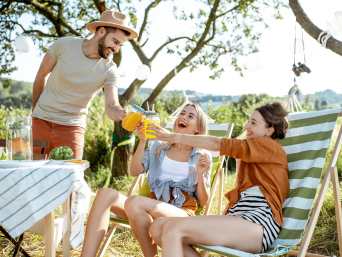 Outfit Gartenparty: Legere Schnitte und kühlende Materialien passen perfekt zum Sommer.