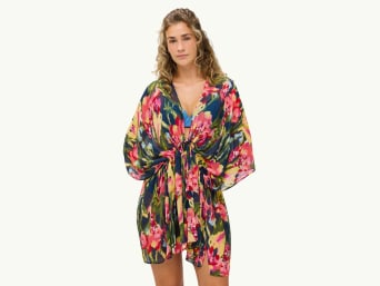  Pool-Party-Outfit: Frau in Bikini und geblümten Kimono.