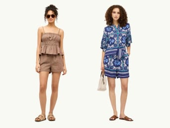 Outfits für eine Poolparty: Frauen in gemusterter Hose, Bluse und Shorts.
