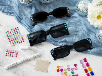 Deko für 18. Geburtstag selber basteln: Mit Glitzersteinen beklebte Partybrillen liegen auf einem Tisch. Deko für 18. Geburtstag selber basteln: Mit Glitzersteinen beklebte Partybrillen liegen auf einem Tisch.