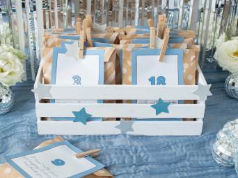 18. Geburtstag Geschenkideen zum Selbermachen: 18 Präsenttütchen stehen in einer Geschenkbox. 18. Geburtstag Geschenkideen zum Selbermachen: 18 Präsenttütchen stehen in einer Geschenkbox.