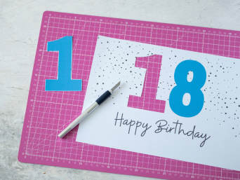 18. Geburtstag Geschenk DIY: Aus einer Karte werden Zahlen mit einem Cutter ausgeschnitten. 18. Geburtstag Geschenk DIY: Aus einer Karte werden Zahlen mit einem Cutter ausgeschnitten.