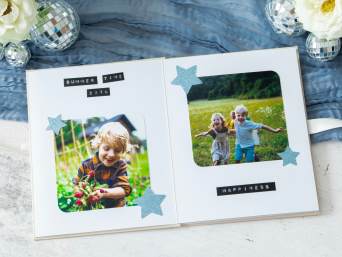 18. Geburtstag Geschenkideen zum Selbermachen: Selbst gestaltetes Fotobuch liegt auf einem Tisch. 18. Geburtstag Geschenkideen zum Selbermachen: Selbst gestaltetes Fotobuch liegt auf einem Tisch.