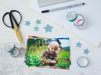 Geschenkideen zum 18. Geburtstag: Fotos, Sticker und Klebepads für das Fotoalbum liegen bereit. Geschenkideen zum 18. Geburtstag: Fotos, Sticker und Klebepads für das Fotoalbum liegen bereit.