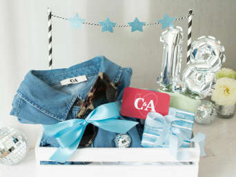 Unvergessliche Geschenke zum 18. selbstgemacht: Geschenkkorb steht auf einem Tisch. Unvergessliche Geschenke zum 18. selbstgemacht: Geschenkkorb steht auf einem Tisch.