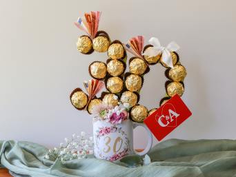 Geschenk 30 Geburtstag – Tasse mit einer 30 aus Schokolade.