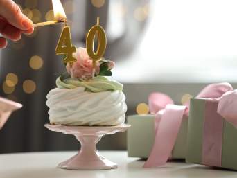 40 Geburtstag – Kleine Geburtstagstorte mit einer goldenen 40. 40 Geburtstag – Kleine Geburtstagstorte mit einer goldenen 40.
