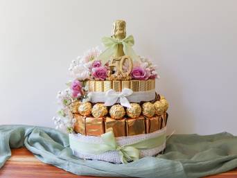 Geschenke zum 50 Geburtstag – Süßigkeiten-Torte mit Sektflasche in der Mitte. Geschenke zum 50 Geburtstag – Süßigkeiten-Torte mit Sektflasche in der Mitte.