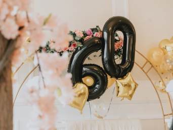 60 Geburtstag – Festliche Deko mit Zahlenballons. 60 Geburtstag – Festliche Deko mit Zahlenballons.