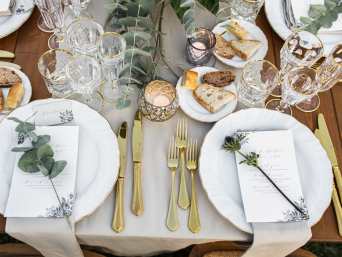 Deko 60 Geburtstag – Gedeckter Tisch mit goldenem Besteck. Deko 60 Geburtstag – Gedeckter Tisch mit goldenem Besteck.