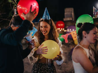 Geburtstagsparty planen: Freunde bei einer Geburtstagsfeier. Geburtstagsparty planen: Freunde bei einer Geburtstagsfeier.