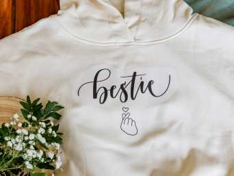 Was ist ein schönes Geschenk für eine Freundin? Ein selbst gestalteter Pullover liegt auf dem Tisch. Was ist ein schönes Geschenk für eine Freundin? Ein selbst gestalteter Pullover liegt auf dem Tisch.