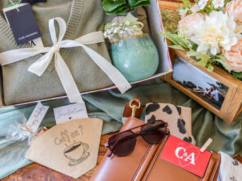 Geschenk für Mama: Verschiedene Geschenkideen für Mütter liegen auf einem Tisch. Geschenk für Mama: Verschiedene Geschenkideen für Mütter liegen auf einem Tisch.