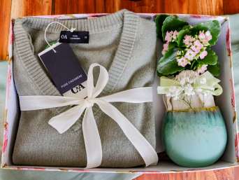 Mama Geburtstagsgeschenk: Eine liebevoll verpackte Geschenkbox liegt auf einem Tisch. Mama Geburtstagsgeschenk: Eine liebevoll verpackte Geschenkbox liegt auf einem Tisch.