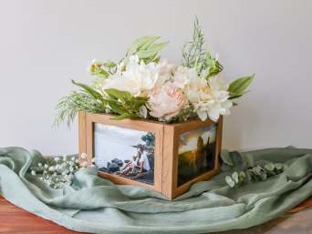 Welche Geschenkideen kann ich für Mama selber machen? Eine schön gestaltete Bilderrahmenbox steht auf einem Tisch. Welche Geschenkideen kann ich für Mama selber machen? Eine schön gestaltete Bilderrahmenbox steht auf einem Tisch.