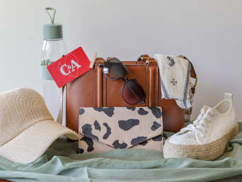Mutter-Tochter-Geschenk: Gegenstände für einen gemeinsamen Shopping-Trip liegen auf einem Tisch. Mutter-Tochter-Geschenk: Gegenstände für einen gemeinsamen Shopping-Trip liegen auf einem Tisch.
