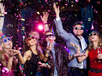 Cómo organizar una fiesta temática para adultos: un grupo de invitados se divierte en una fiesta de temática disco. Cómo organizar una fiesta temática para adultos: un grupo de invitados se divierte en una fiesta de temática disco.