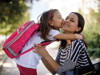 Passaggio dalla scuola dell'infanzia alla scuola primaria: una figlia saluta la sua mamma. 