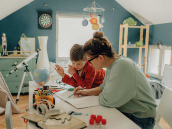 Faire ses devoirs : un parent et son enfant effectuent la routine des devoirs ensemble. 