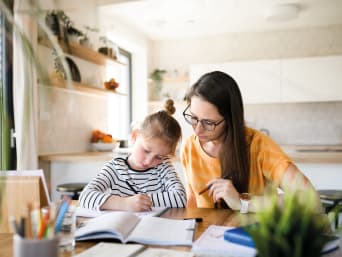 Come far studiare i bambini: madre e figlia fanno i compiti insieme.