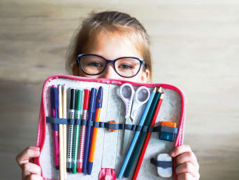 Schoolbenodigdhedenlijst - meisje toont haar potloodetui.