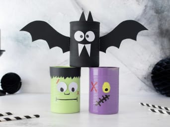 Murciélago hecho a mano: juego de Halloween terminado con latas usadas.