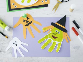 Halloween-Fensterdeko basteln: Halloween-Deko basteln aus Handabdrücken.