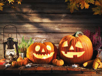 The origins of Halloween: carved pumpkins are one of the many typical traditions at Halloween.