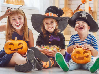 Disfraces de Halloween caseros para niños: disfraz de gato, disfraz de bruja y disfraz de pirata.